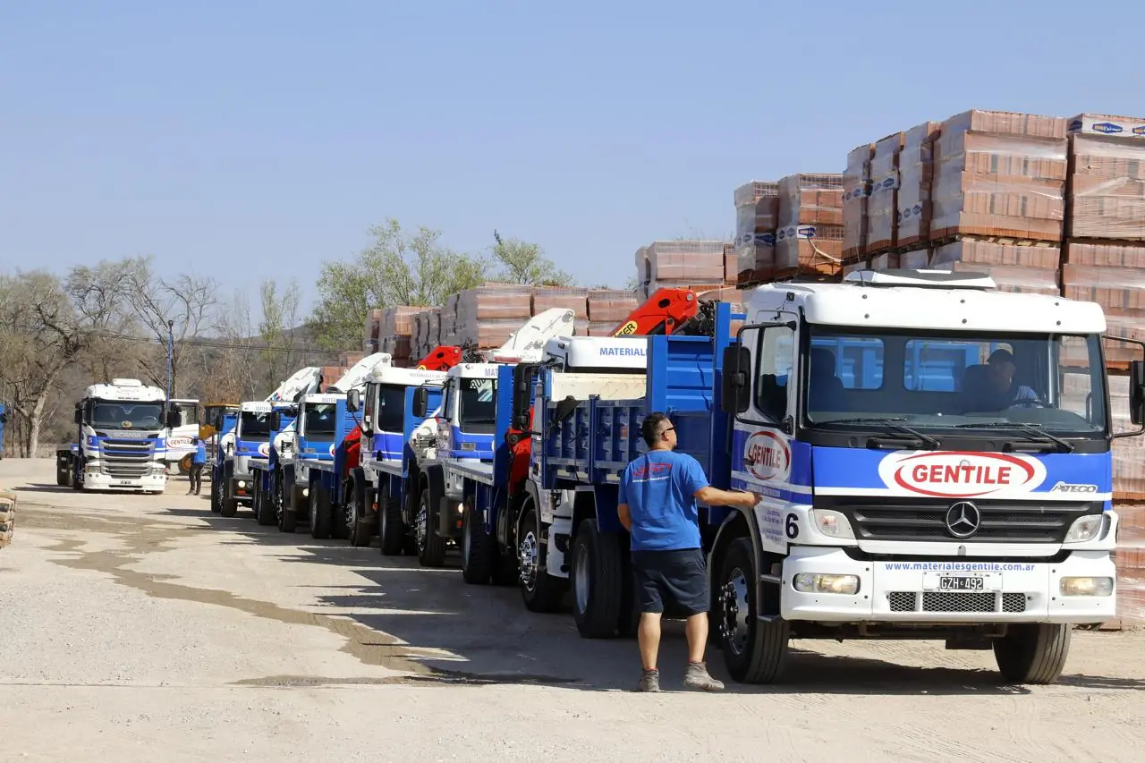 Fila de camiones de Gentile cargados con materiales en el depósito