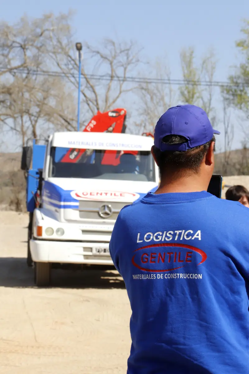 Personal de logística de Gentile junto a un camión con grúa